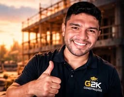 Construtor da G2K sorrindo e fazendo sinal de positivo na obra